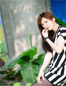 小Sao货撅起屁股扒开c打视频/才三根手指头就疼成这样子了